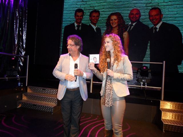 Het eerste exemplaar reikte is destijds uit aan Marieke Dollekamp, later een verdienstelijk zangeres bij o.a. Marco Borsato.