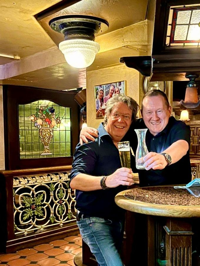Bilstein 27 maart 2022 - Gastheer Martin Willemsen en Kappie in de Sauerland pub